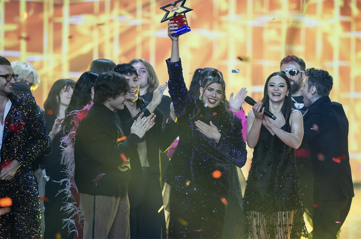 December 7, 2023: On Canale 5 Zelig (17.4%) closed and won the PT slot, while X-Factor's Grand Finale reached 7% audience share in simulcast  