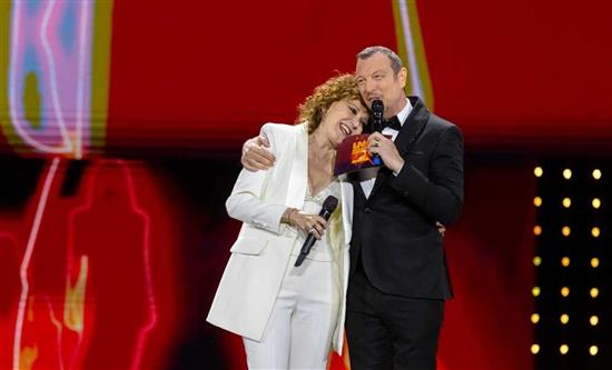 Wednesday, May 8: Boom for charity music event Una Nessuna Centomila in Arena of Verona (25.8%) with many Italian singers; only 10.7% for Canale 5; Chi l'ha visto (10%)